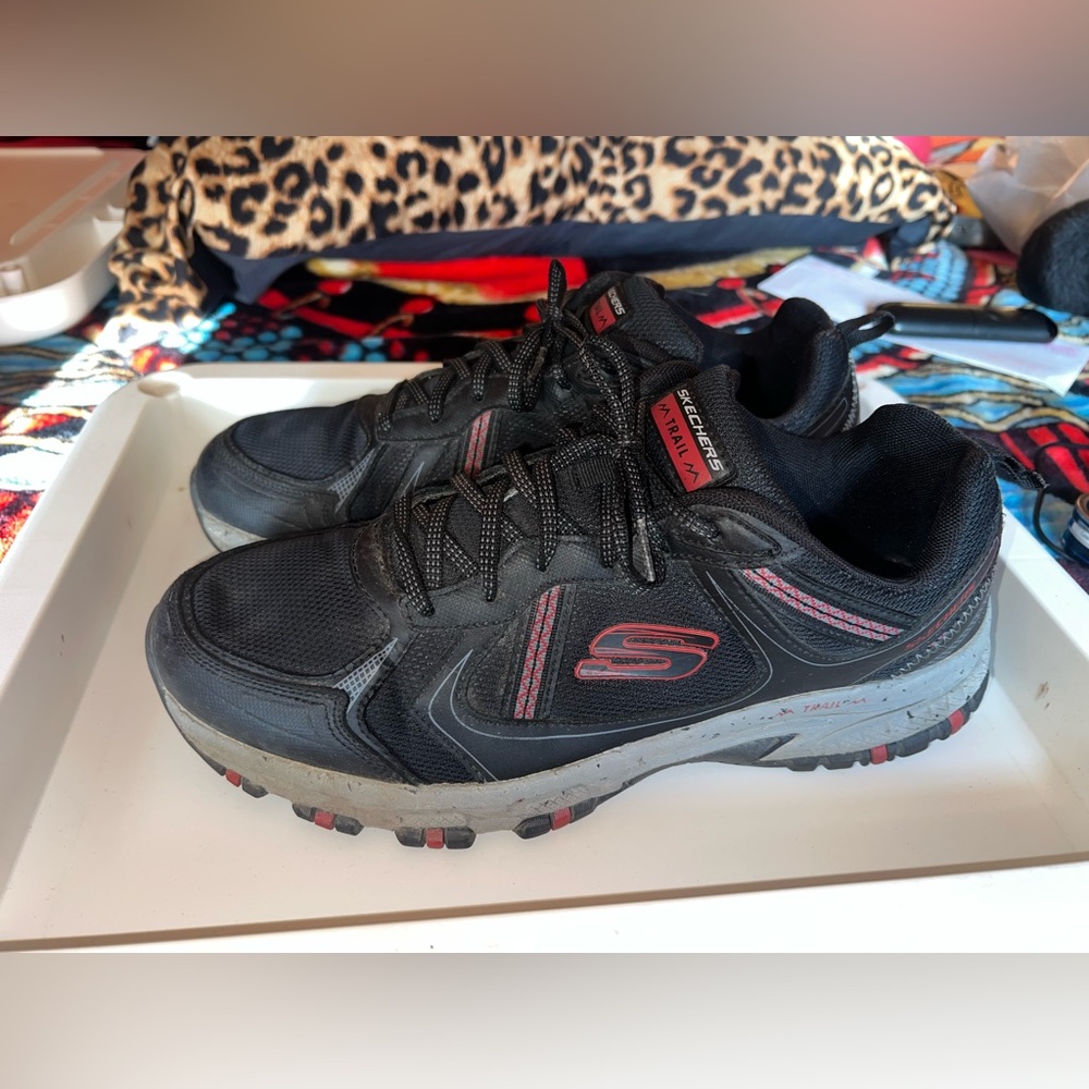 Skechers Mens Hillcrest-Vast Adventure Trail Shoes black and red SIZE 12 MENS